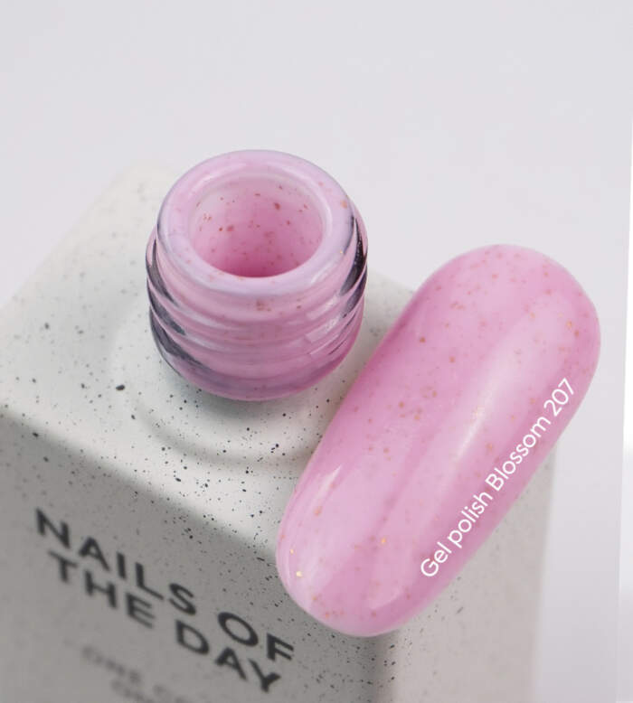 NAILSOFTHEDAY Gel polish Blossom - Gellack Hellrosa mit Goldpartikeln, 10 ml – Bild 2