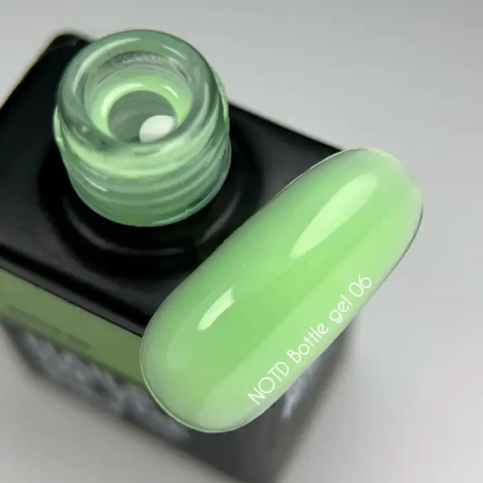 NAILSOFTHEDAY Bottle Gel 06 – Gel Hellgrün Ultrastark, 10 ml – Bild 2