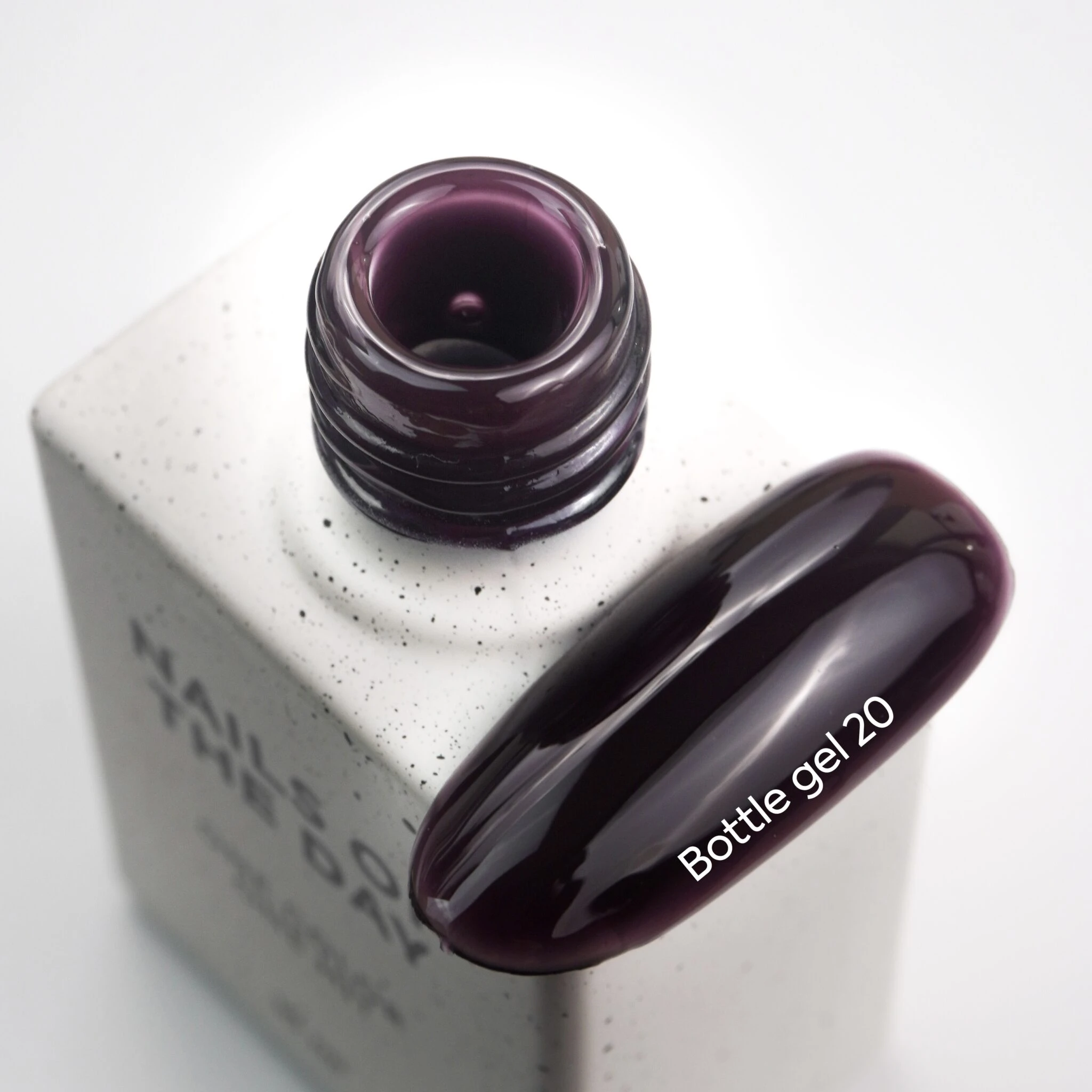 NAILSOFTHEDAY Bottle Gel 20 – braun mit violettem Unterton, ultrastarkes Aufbaugel zur Nagelverstärkung, 10 ml