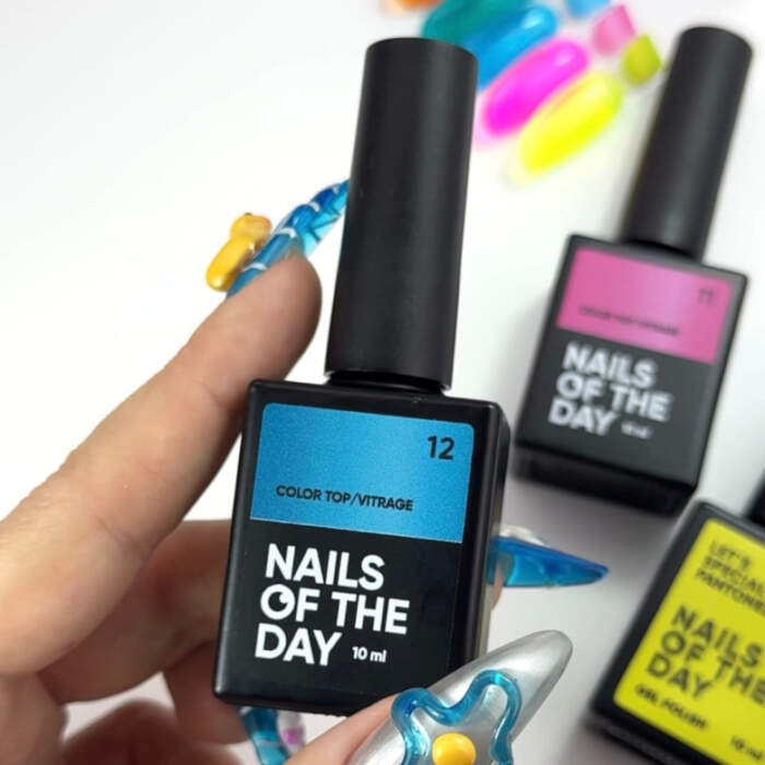 NAILSOFTHEDAY Color Top/Vitrage 12 - halbtransparentes gesättigtes Blau ohne Klebeschicht, 10 ml – Bild 2