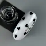 NAILSOFTHEDAY Kupidon top 03 - Top Coat mit schwarzen Herzchen ohne klebrige Schicht, 10 ml