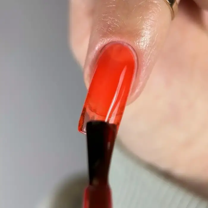 NAILSOFTHEDAY Vitrage Gel Polish 02 – Glasrotes Gel-Nagellack, 10 ml – Bild 3