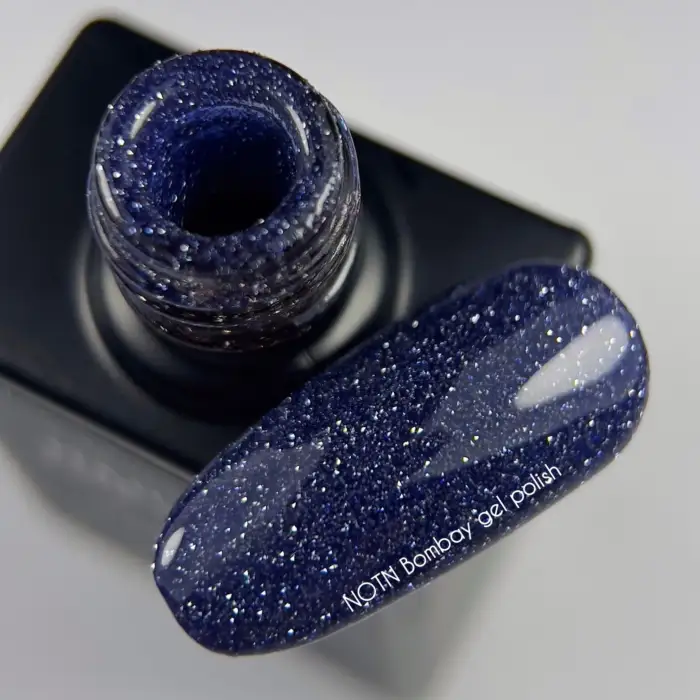 Gel Polish NAILSOFTHENIGHT Bombay–UV/LED-Nagellack Tiefblau mit reflektierenden Glitzerpartikeln, 10 ml – Bild 2