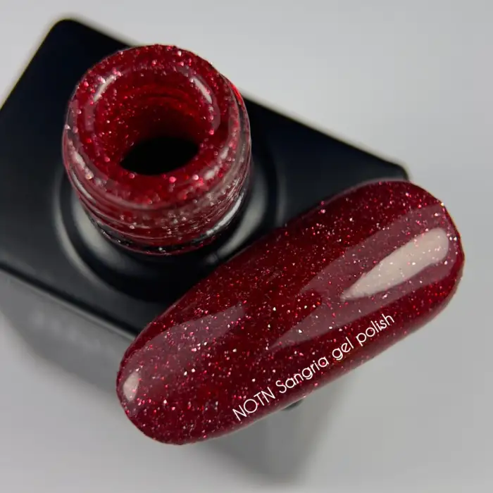 Gel Polish NAILSOFTHENIGHT Sangria– roter UV/LED-Nagellack mit reflektierenden Glitzerpartikeln, 10 ml – Bild 2