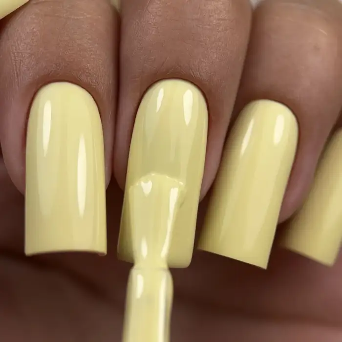 NAILSOFTHEDAY Color of the month July 2025 Banana Cream - pastellgelber Gellack, 10 ml – Bild 12