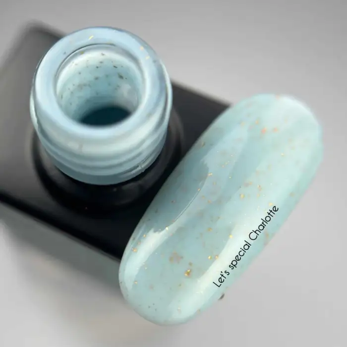 NAILSOFTHEDAY Let’s special Charlotte - Gel-Lack Mintblau mit Goldflocken, 10 ml – Bild 3
