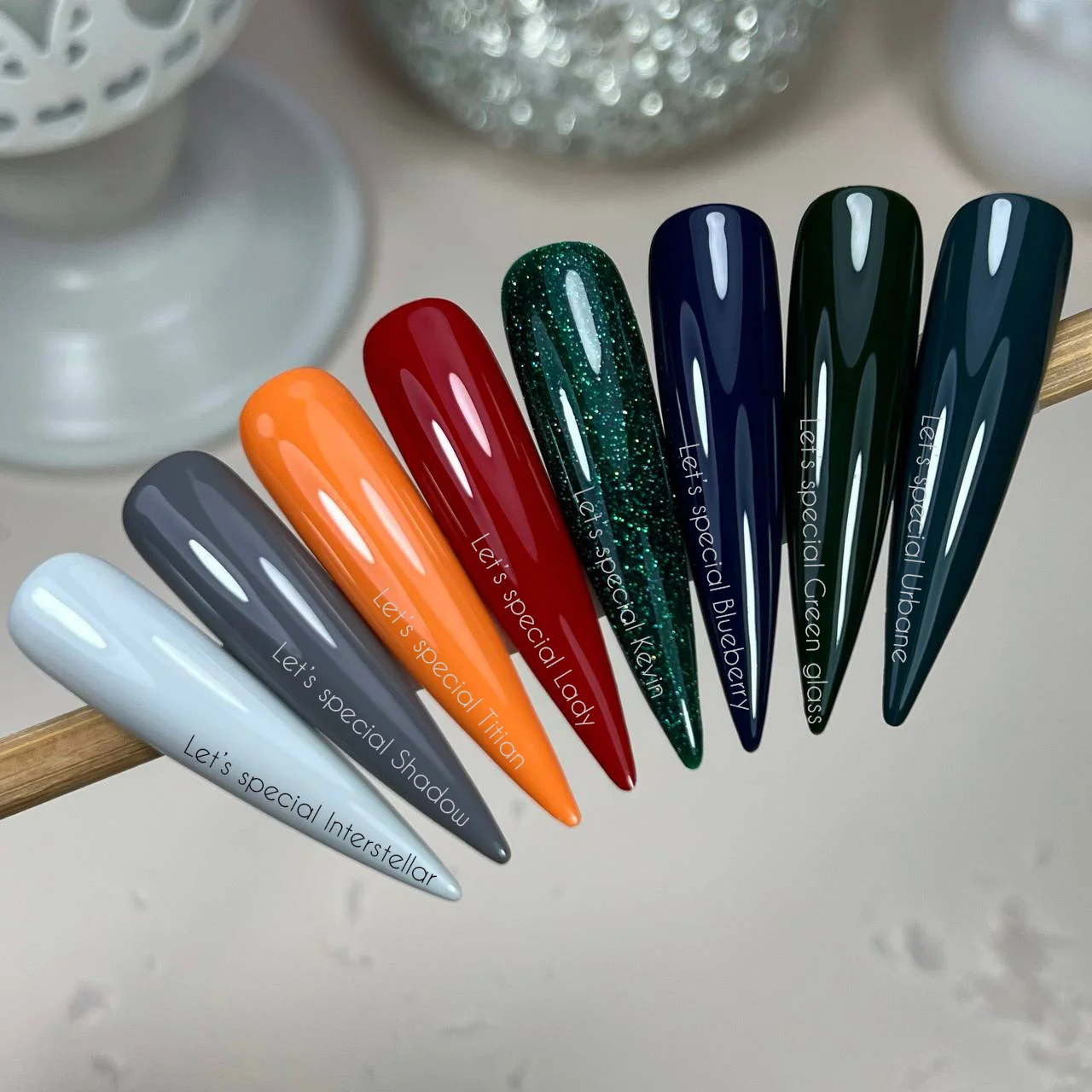 NAILSOFTHENIGHT Gel Polish Kevin – Dunkelgrün - Gel-Lack mit Glitzer- und reflektierenden Partikeln, 10 ml – Bild 3