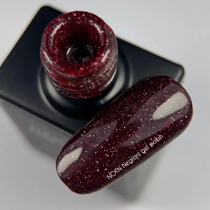 NAILSOFTHENIGHT Gel Polish Negroni – Dunkelburgund - Lichtreflektierender Gel-Lack, 10 ml – Bild 2