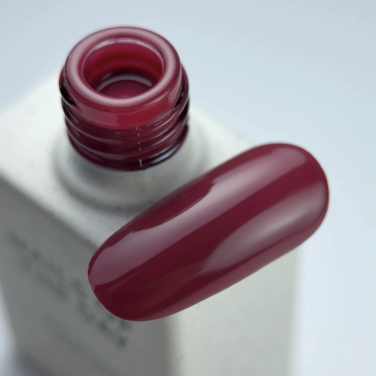 NAILSOFTHEDAY Color of the month October 2025 Toscano - Weinrot - Gel-Lack, 10 ml – Bild 8