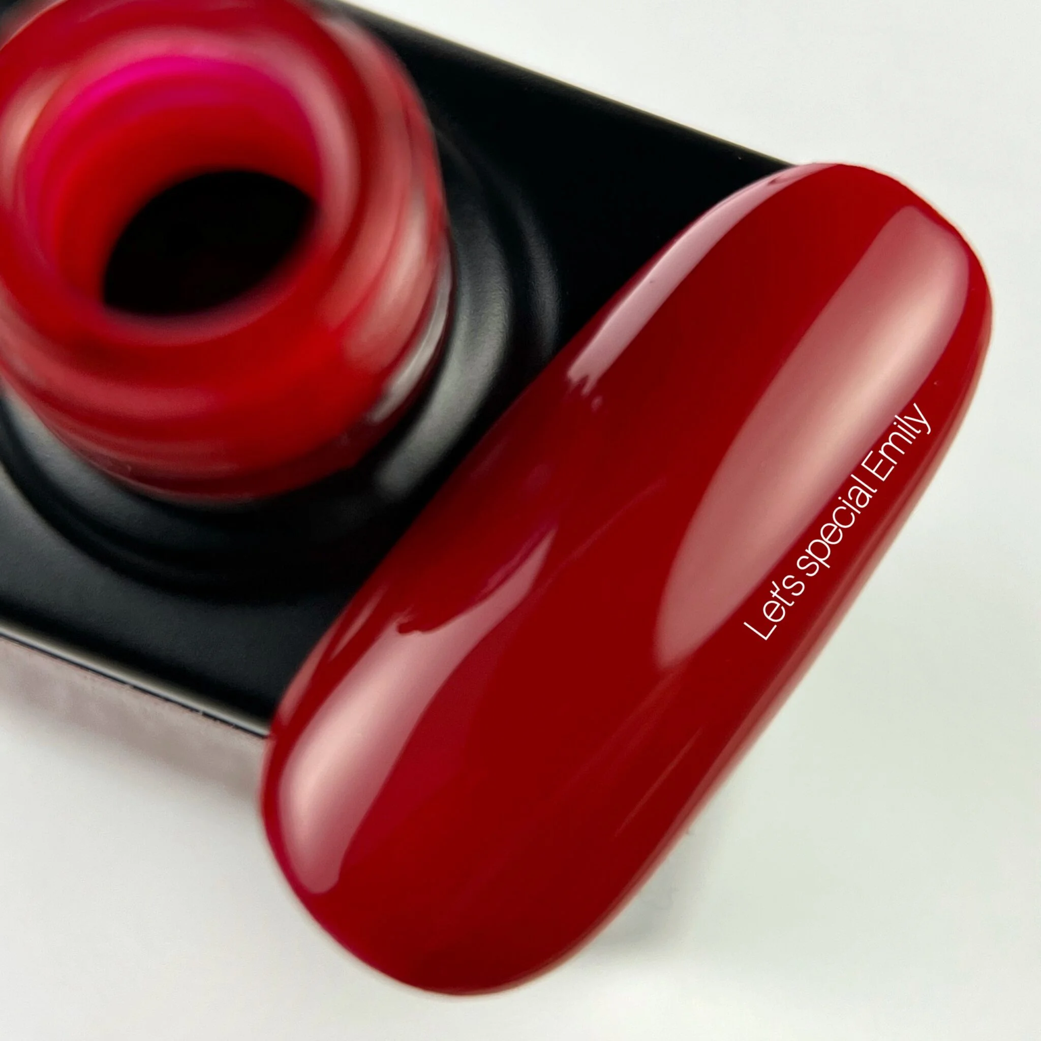 NAILSOFTHEDAY Gel polish Emily 133 - Rot - Gel-Lack, 10 ml – Bild 2