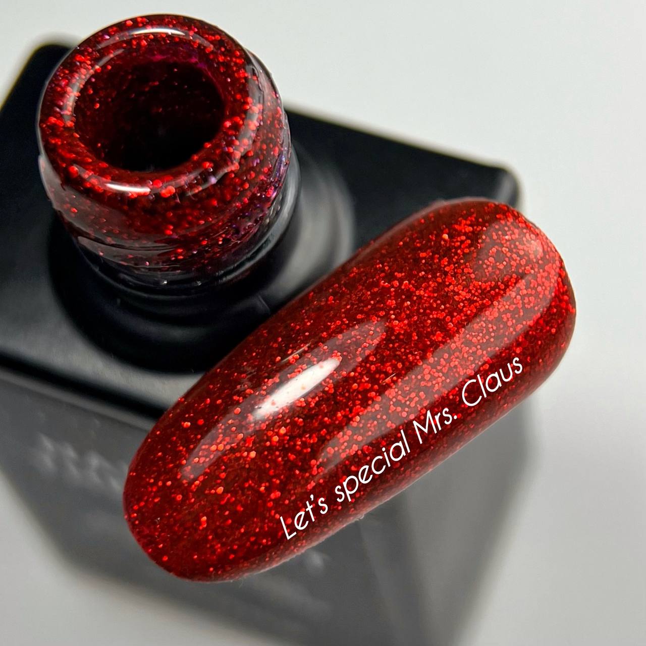 NAILSOFTHEDAY Gel Polish Mrs. Claus 157 - intensiv roter Gel-Lack mit feinem Schimmer, 10 ml – Bild 2