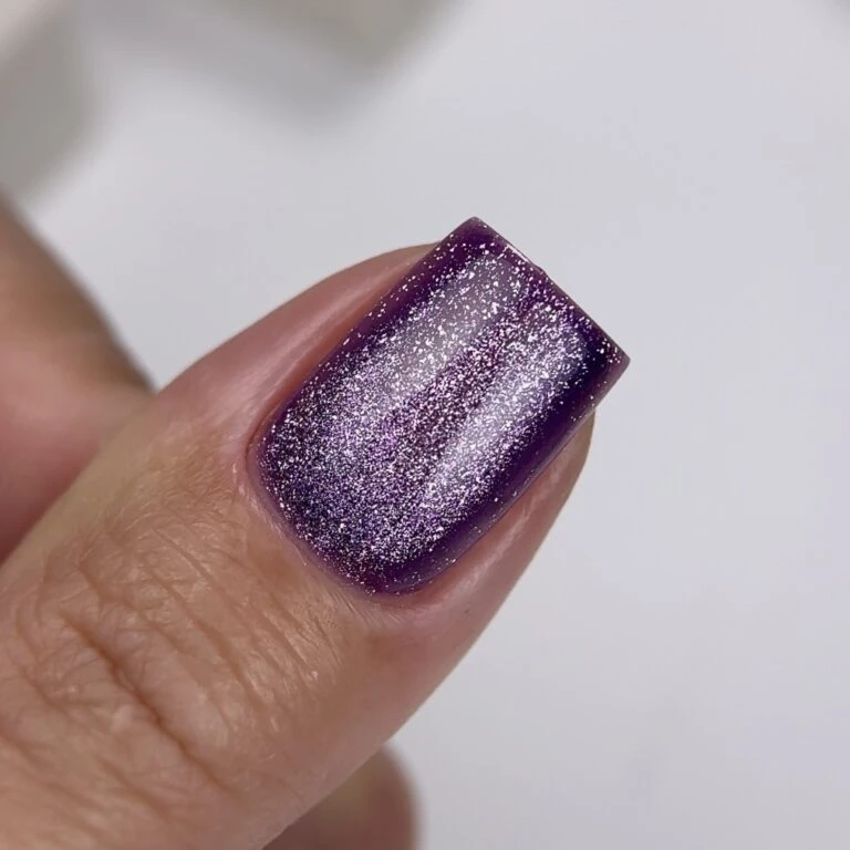 NAILSOFTHEDAY Gel Polish Cat Eye 03 – Lila Cat-Eye Gel-Lack mit feinen Flakes und leichtem reflektierendem Effekt, 6 ml – Bild 2