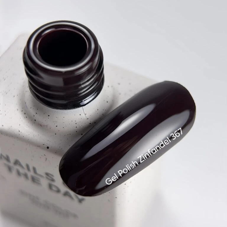 NAILSOFTHEDAY Gel Polish Zinfandel 367, Dunkelbordeauxfarbener Gel-Lack, 1-Schicht-Deckkraft, 10 ml – Bild 2