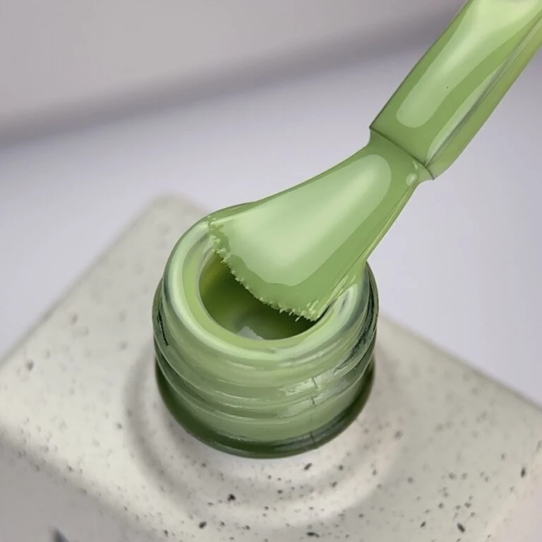 <h2>NAILSOFTHEDAY Color of the Month May 2026 Young 26 – Olivgrüner Gel-Lack mit Ein-Schicht-Deckkraft</h2> – Bild 2